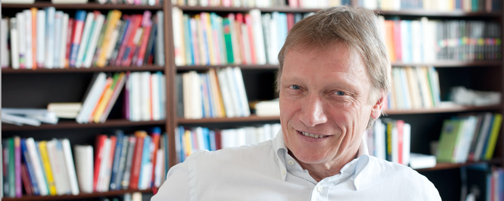 Arno Gottschalk zu hause in Bremen vor Bücherwand